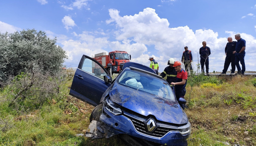 Mardin’de şarampole yuvarlanan otomobildeki 2 kişi yaralandı
