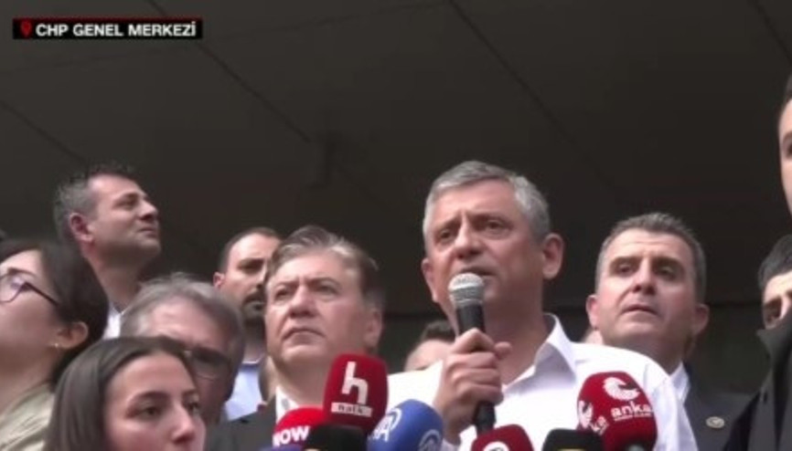 Özgür Özel CHP Genel Merkezinden ayrıldı... İşte ilk açıklama: Geri almak için çıkıyoruz. Özgür Özel CHP Genel Merkezinden ayrıldı... İşte ilk açıklama: Geri almak için çıkıyoruz.