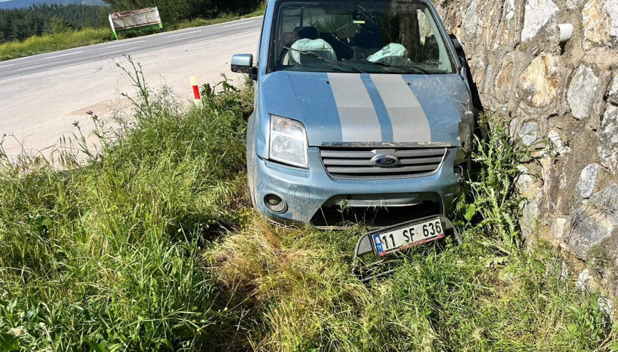 Bilecikte istinat duvarına çarpan hafif ticari aracın sürücüsü yaralandı