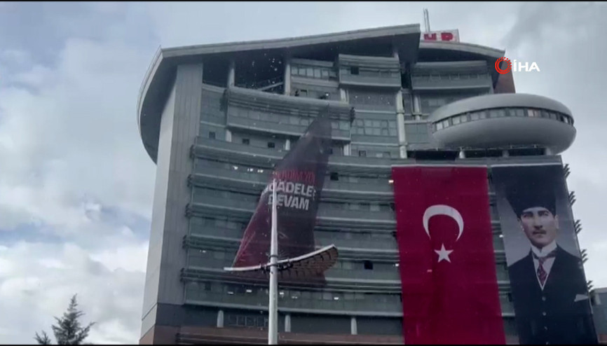 CHP Genel Merkezinde Özgür Özelin afişi indirildi