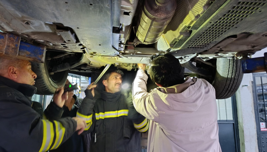 Otomobilin motor bölümüne giren kedi sanayide çıkarıldı