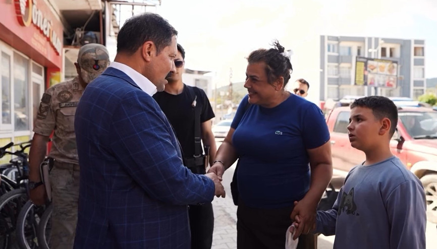 Hatay Valisi Masatlı esnafla bayramlaştı