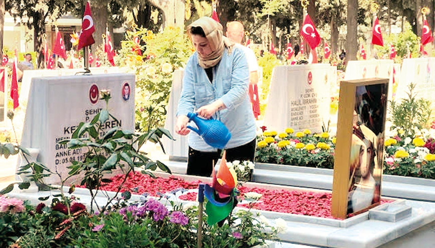 Şehitlikte buruk bayram
