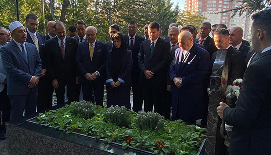 Devlet Bahçeli, Türkeşin mezarını ziyaret etti