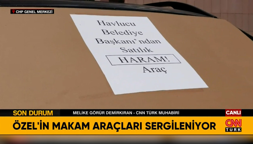 Makam araçları CHP binasının önünde sergileniyor
