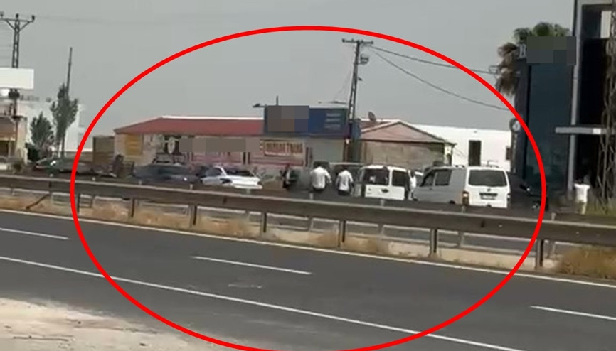 İki aile arasında silahlı, taşlı ve sopalı ‘yol verme’ kavgası: 2 ölü, 7 yaralı İki aile arasında silahlı, taşlı ve sopalı ‘yol verme’ kavgası: 2 ölü, 7 yaralı