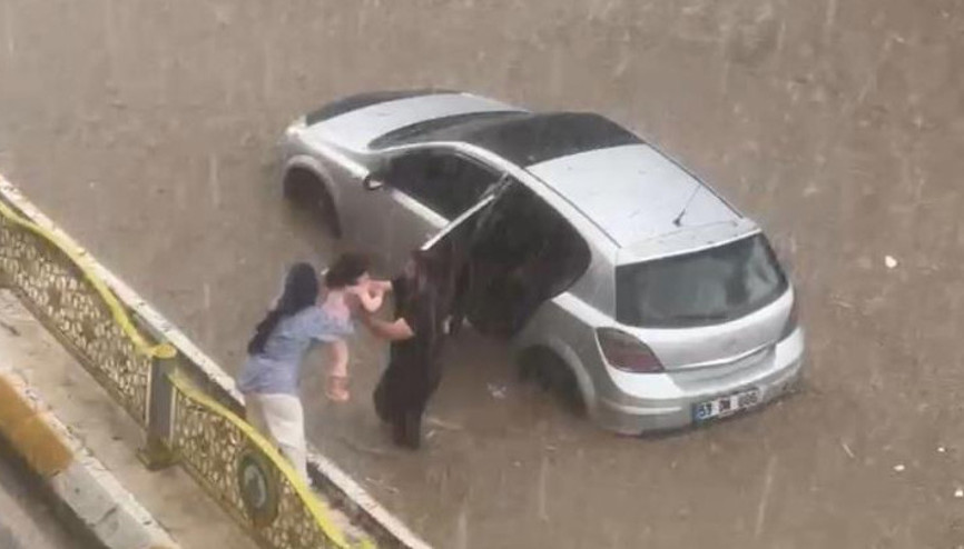 Edirnede sağanak ve dolu yağışı Yollar göle döndü: Çok sayıda araç mahsur kaldı