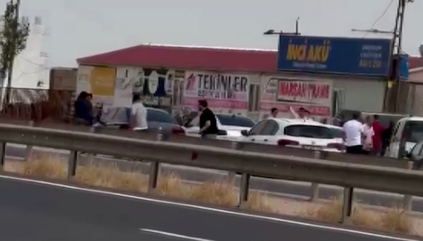 İki aile arasında silahlı, taşlı ve sopalı ‘yol verme’ kavgası Ölü ve yaralılar var
