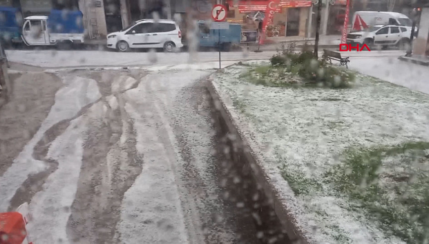 Afyonkarahisar’da yağmur ve dolu yaşamı olumsuz etkiledi