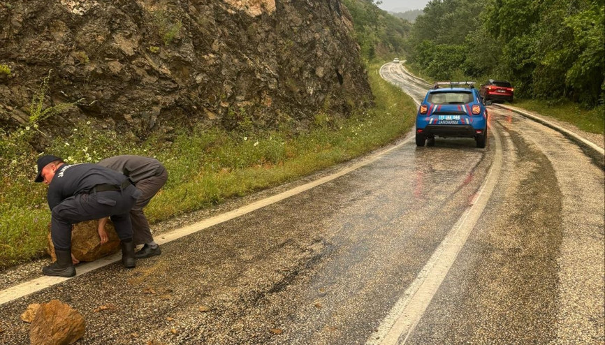 Bilecikte yola düşen kaya parçaları temizlendi