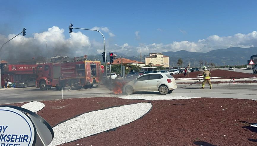 Seyir halindeki otomobil yandı
