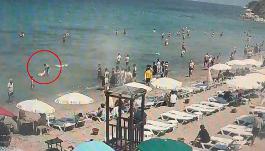 Denizde boğulma tehlikesi geçiren Çinli turist kurtarıldı; o anlar kamerada