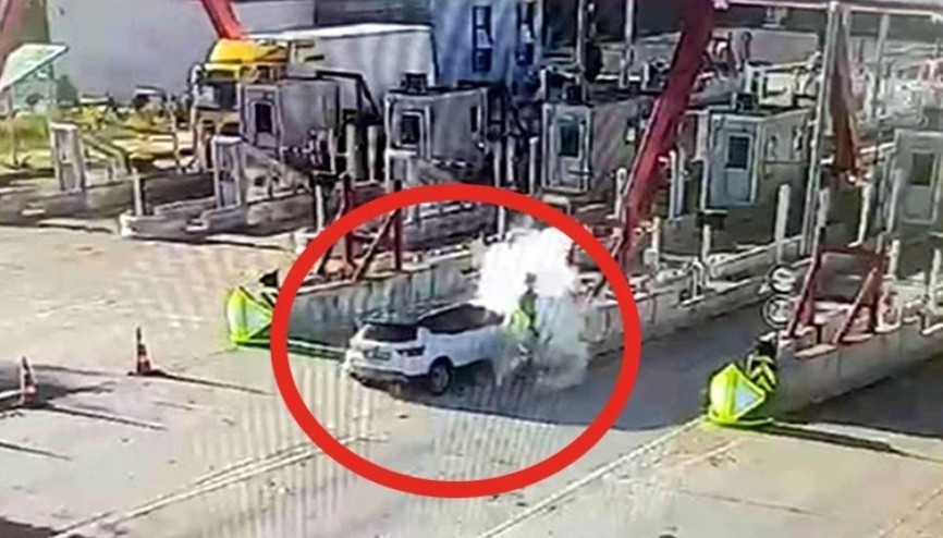 Otoyol gişelerine çarpan otomobildeki karı-kocayı ölüm ayırdı; kaza anı kamerada