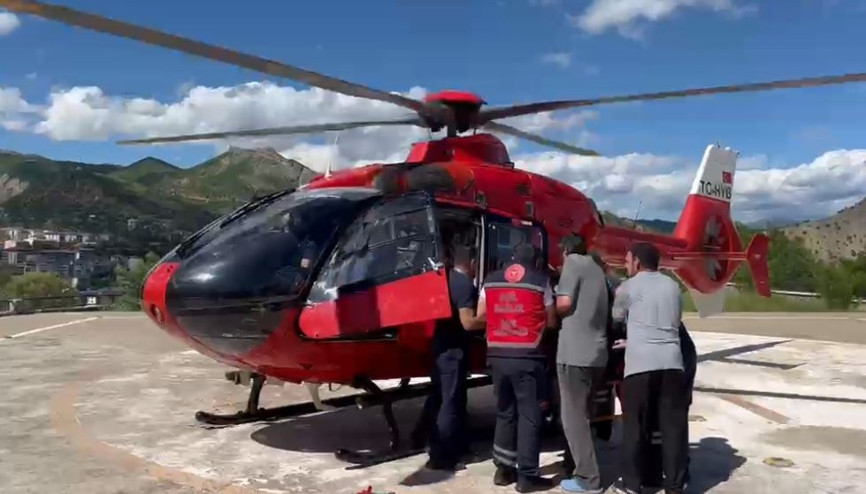 Ayı saldırısında yaralandı, ambulans helikopterle hastaneye ulaştırıldı Ayı saldırısında yaralandı, ambulans helikopterle hastaneye ulaştırıldı