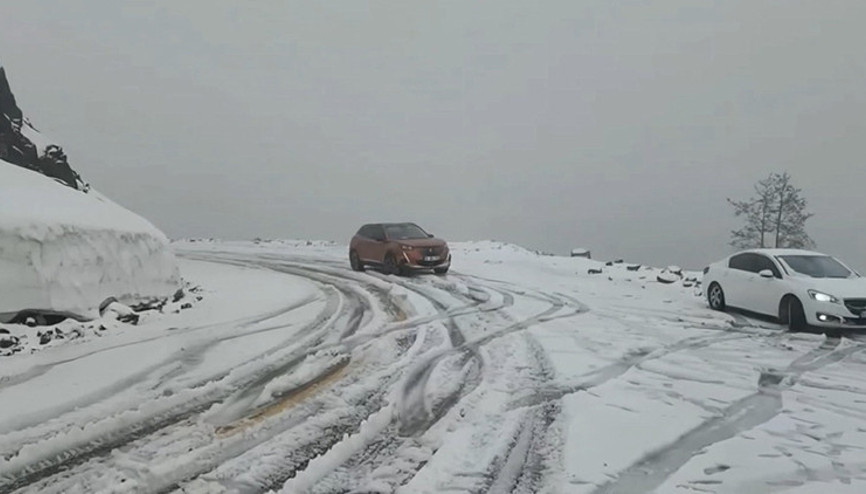 Yaz mevsimine 1 gün kala kar sürprizi Ünlü geçiş güzergahı beyaza büründü, ulaşım aksadı