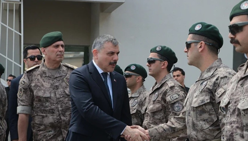 Bakan Çiftçi, özel harekat polisleriyle bayramlaştı