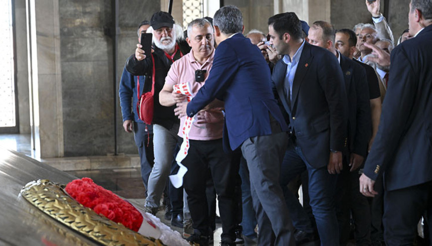 Anıtkabir’de çelenk krizi