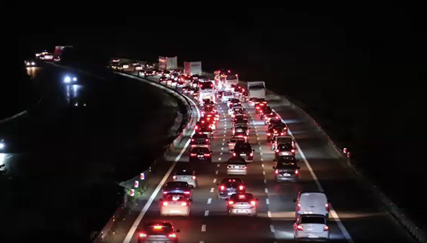 Dönüş çilesi devam ediyor Trafik durma noktasına geldi
