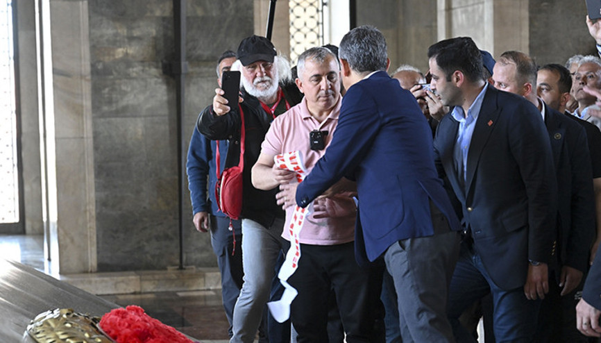 Görevliler müdahale etmişti: Özgür Özelin Anıtkabir ziyaretindeki çelenk krizi... Yaşanılanların perde arkasını Dicle Canova anlattı Görevliler müdahale etmişti: Özgür Özelin Anıtkabir ziyaretindeki çelenk krizi... Yaşanılanların perde arkasını Dicle Canova anlattı