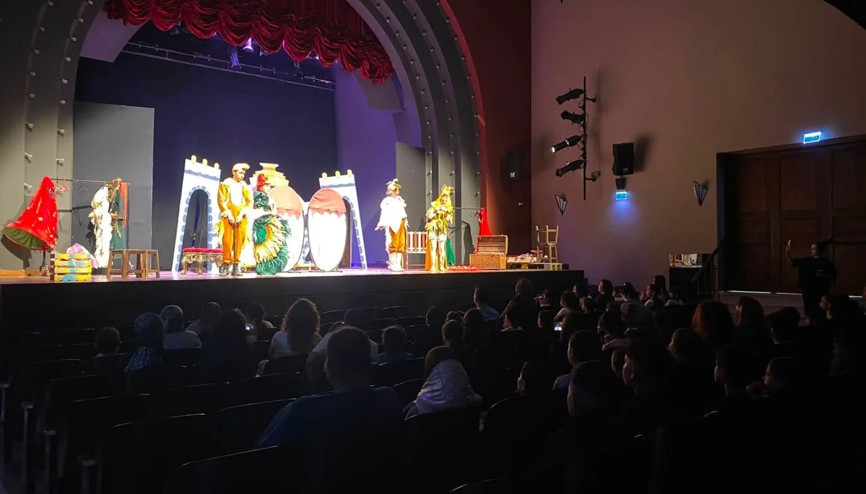 Hatay’da çocuklar tiyatro ile eğlendi
