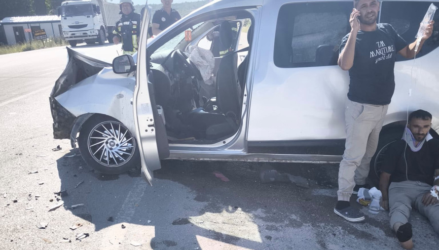 Mersinde otomobil ile hafif ticari araç çarpıştı: 6 yaralı