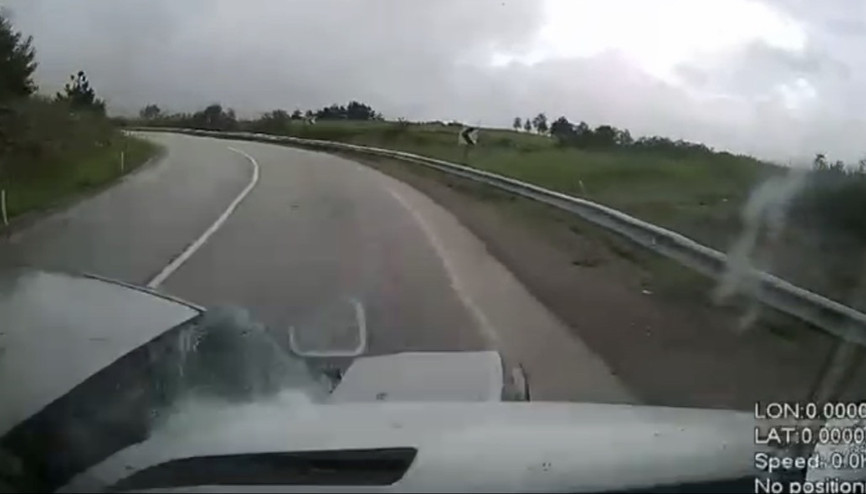 Minibüs ile otomobilin çarpıştığı kaza kamerada;  6 yaralı