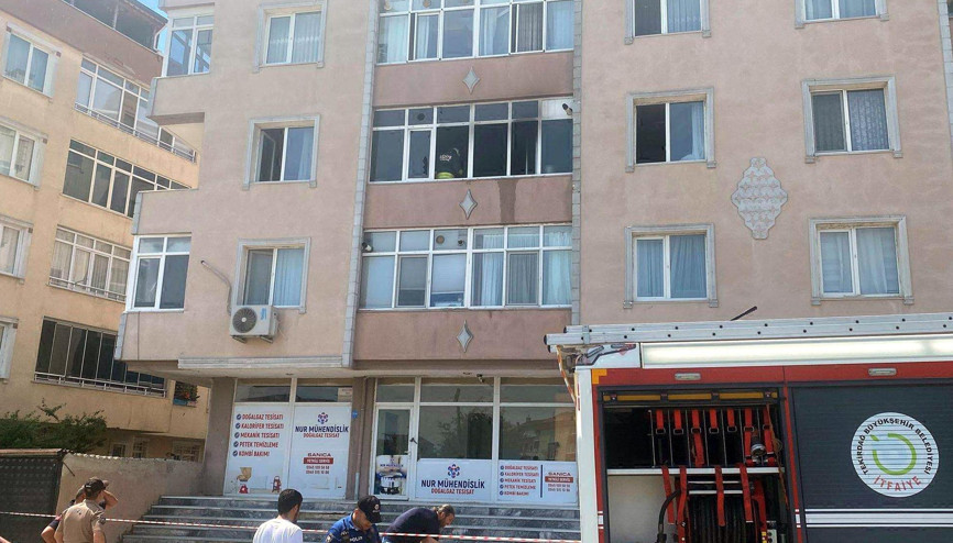 Apartman dairesindeki yangın büyümeden söndürüldü