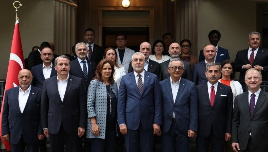 Bakan Işıkhan, işçi, işveren ve memur temsilcileriyle Cenevrede görüştü