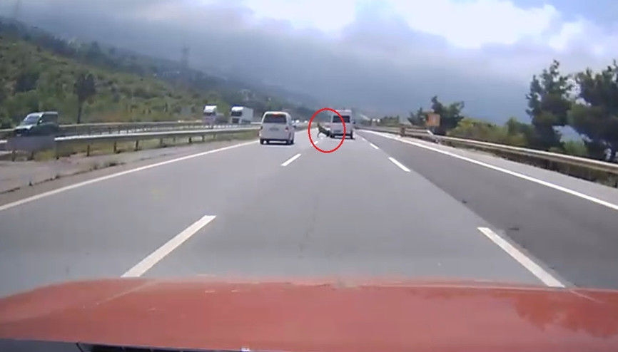 Otoyolda kamyonetin angusa çarptığı kaza kamerada