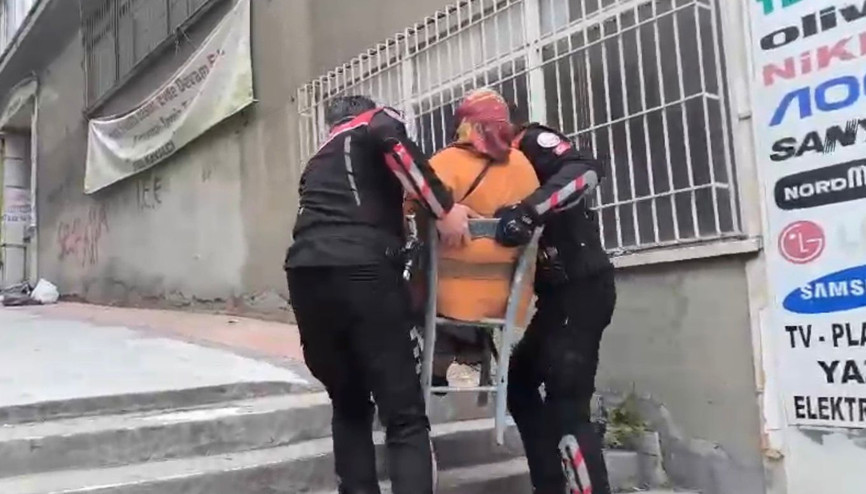 Yunus polisi, yürüteciyle giderken zorlanan kadını sandalyeyle taşıyıp evine bıraktı