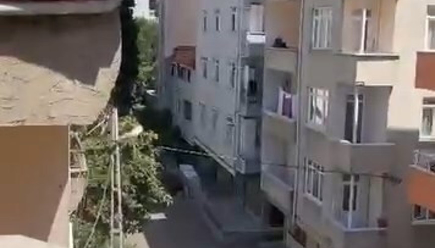 Pendik’te 5 katlı binada çatı izolasyonu sırasında yangın Pendik’te 5 katlı binada çatı izolasyonu sırasında yangın