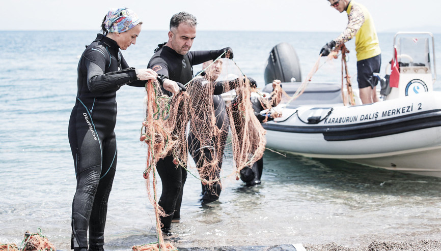 Karaburun’da çıkarıldı... 100 metrelik hayalet ağ