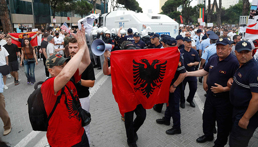 Arnavutlukta Trump krizi: Protestolar sokağa taştı