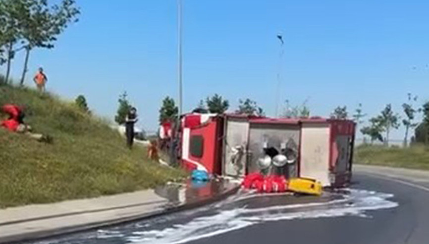 İstanbulda itfaiye aracı devrildi