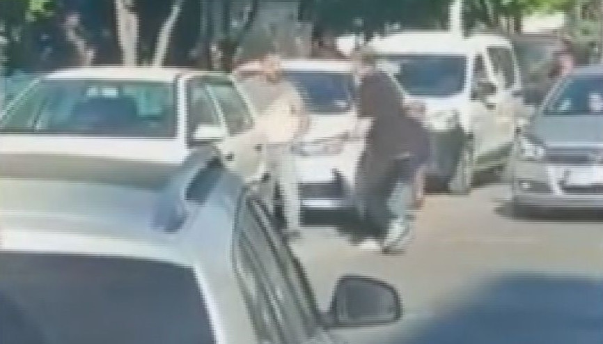 Sultangazide trafik kazasının ardından çıkan bıçaklı kavga kamerada: 1 ölü, 2 yaralı