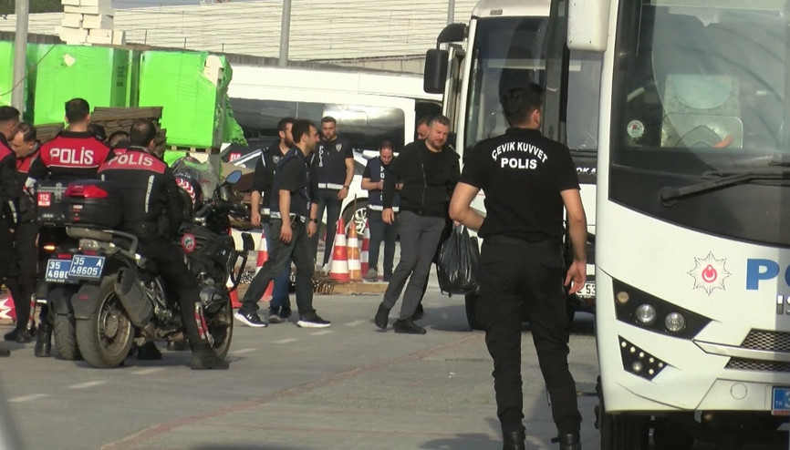 İzmirde Buca Belediyesine yönelik ‘yolsuzluk’ operasyonunda şüpheliler adliyede İzmirde Buca Belediyesine yönelik ‘yolsuzluk’ operasyonunda şüpheliler adliyede