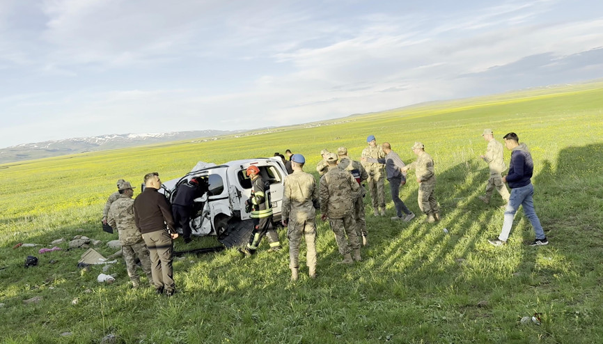 Hafif ticari araç takla attı; 1’i bebek 3 ölü, 4 yaralı