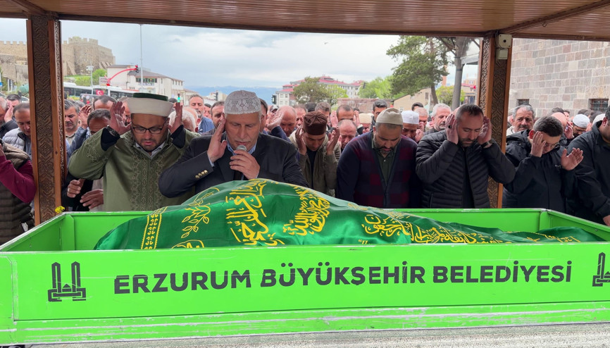 Yangında yaşamını yitiren kadın, son yolculuğuna uğurlandı