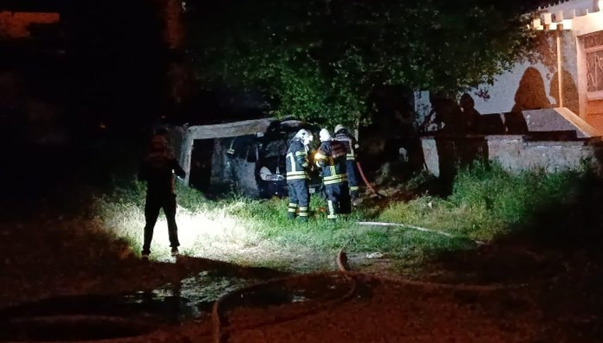 Park halindeki otomobil alev alev yandı, polis alarma geçti
