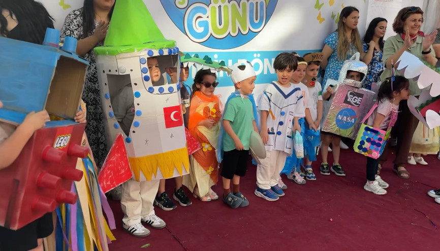 Avcılar’da anaokulunda atık malzemelerden yapılan kostümlerle defile
