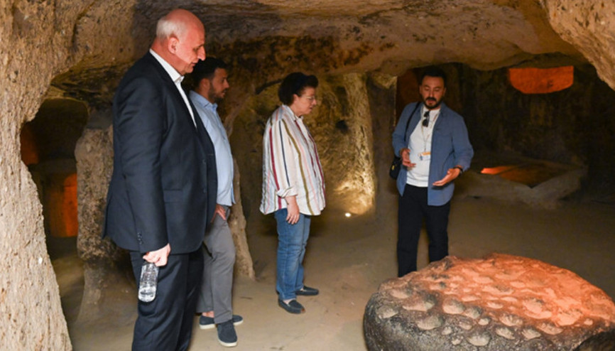 Yunan bakan Kapadokya turunda Yunan bakan Kapadokya turunda