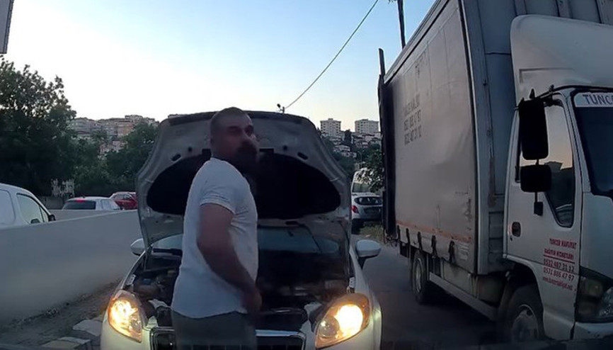 İstanbulda bir garip inatlaşma: Kaputu açıp aracım arıza yaptı dedi İstanbulda bir garip inatlaşma: Kaputu açıp aracım arıza yaptı dedi