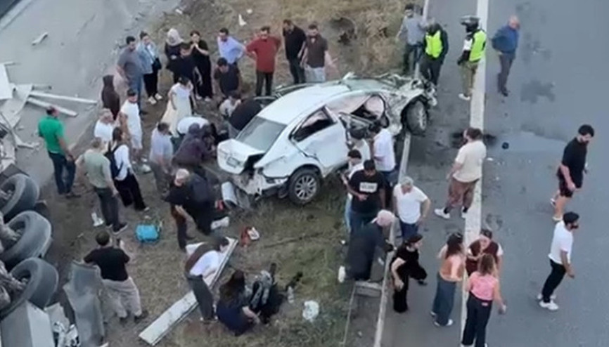 TIR, otomobile çarpıp devrildi: 6 yaralı