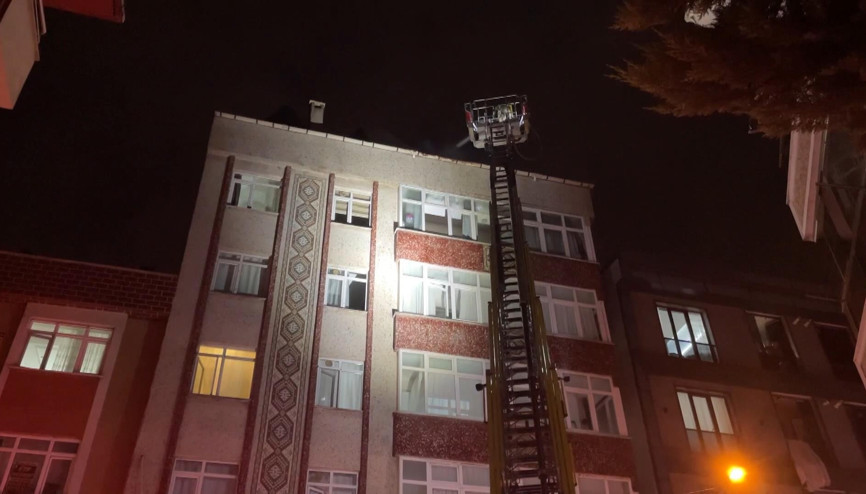 Esenyurt’ta 4 katlı binanın çatısı alev alev yandı
