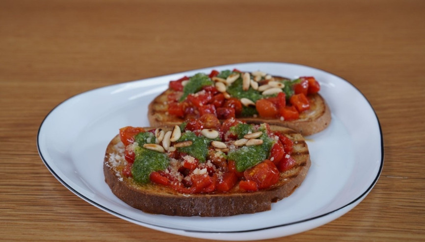 Köz biberli pesto soslu bruschetta