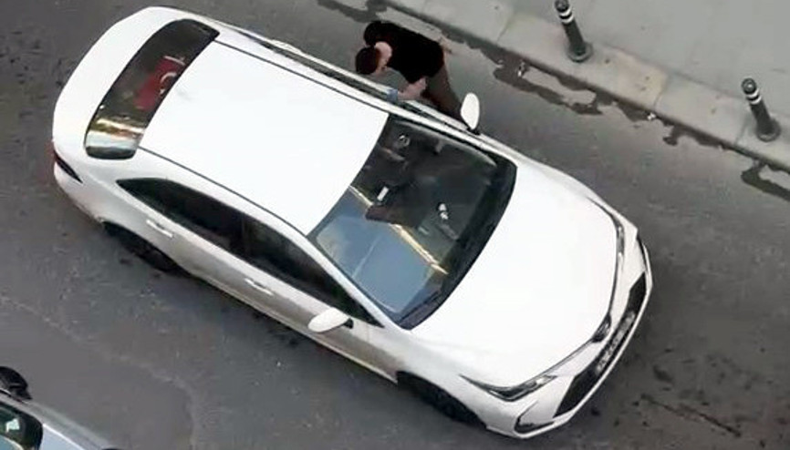 Avcılarda kazaya neden olan sürücüye tepki; otomobile yumruk attılar