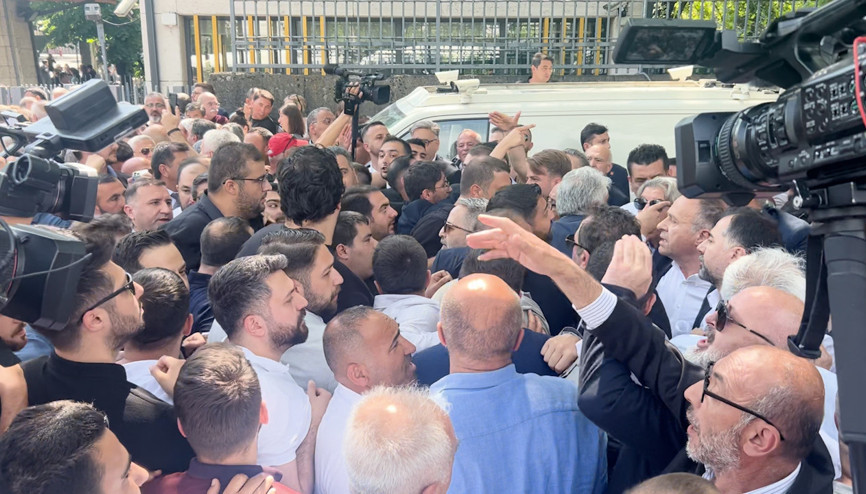 CHPliler arasında Meclisin giriş kapılarında gerginlik yaşandı