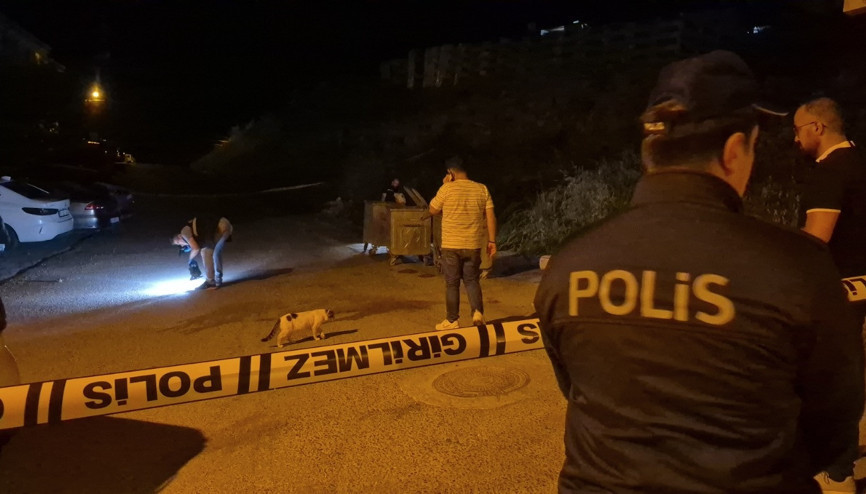 Motosikletle yaklaştığı kişiye ateş etti, mermiler bina ve otomobile isabet etti