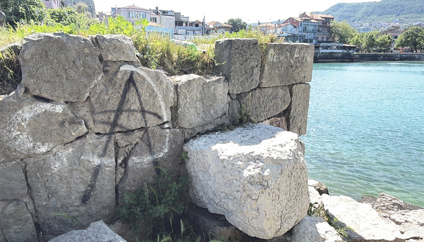 Amasra’da tarihi Direkli Kaya’ya boyayla zarar verdiler