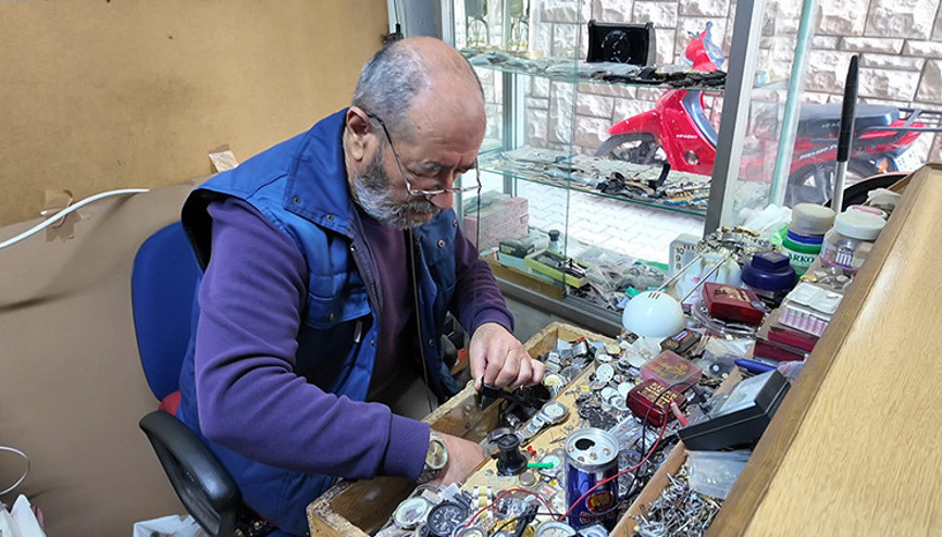 Sivas’ta 52 yıllık saat ustası Erol Orta zamana ayar veriyor Sivas’ta 52 yıllık saat ustası Erol Orta zamana ayar veriyor